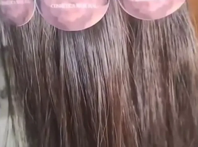 Extensiones de cabello 100% naturales exhibidas en el salón