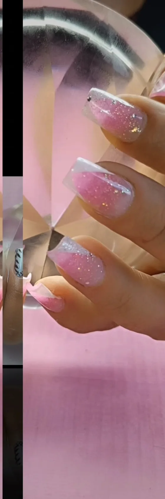 Uñas acrílicas largas rosas junto a la lámpara del salón