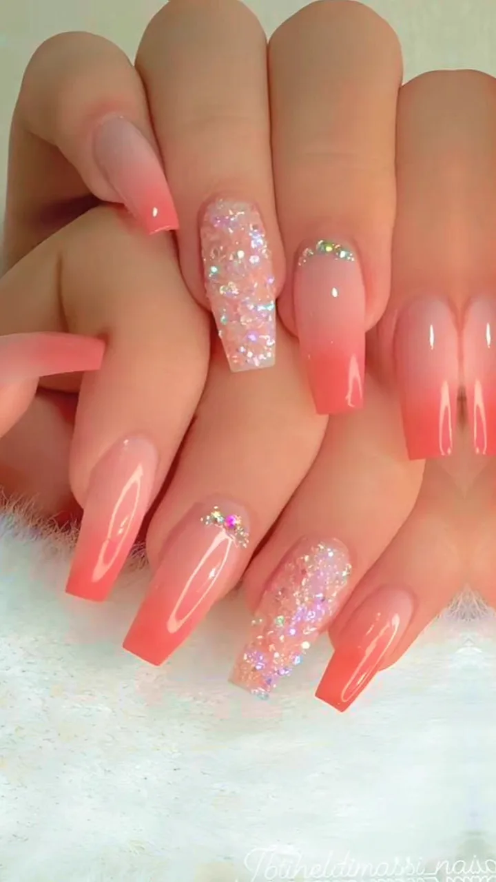 Manicura con esmalte rosa realizada en Atenea Salón, Molina