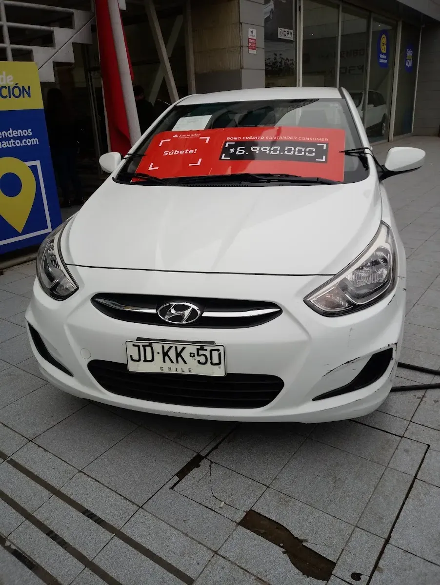 Auto nuevo en la puerta del showroom de Auto Castillo, Talca