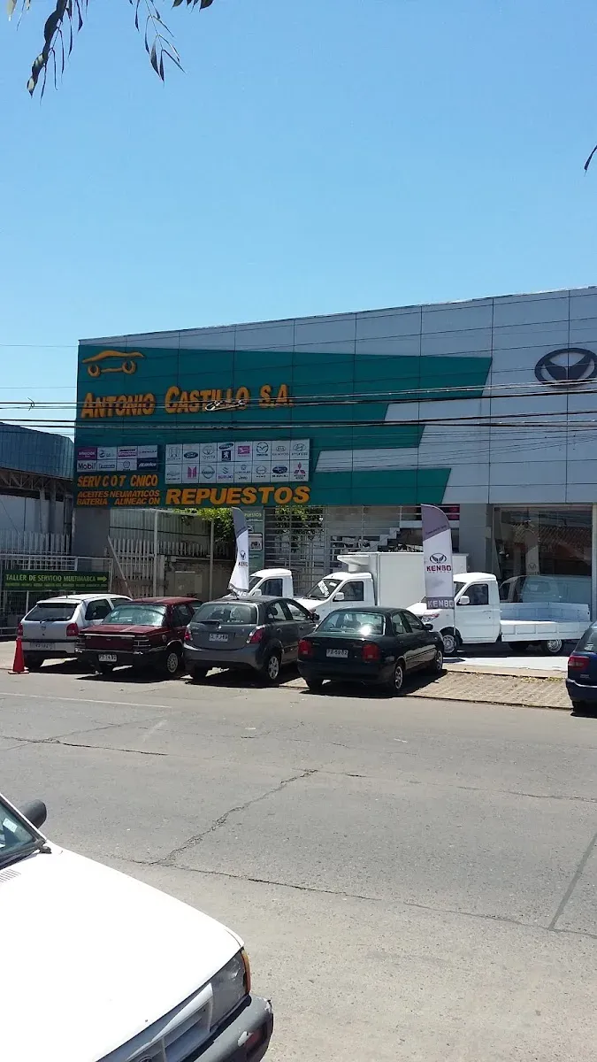 Fachada de Antonio Castillo S.A. en Calle 1 Norte, Talca, con letreros de repuestos y servicio técnico