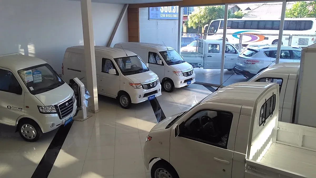 Showroom interior de Auto Castillo Talca con vehículos comerciales