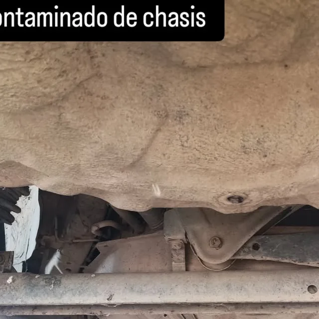 Chasis oxidado de un auto antes del descontaminado en Autolimpio