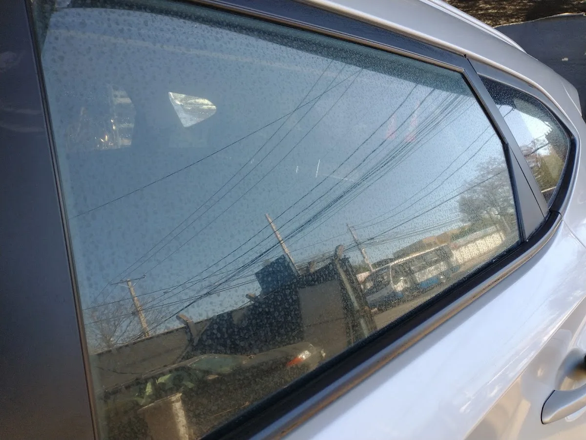Parabrisas limpio de un auto atendido en el taller