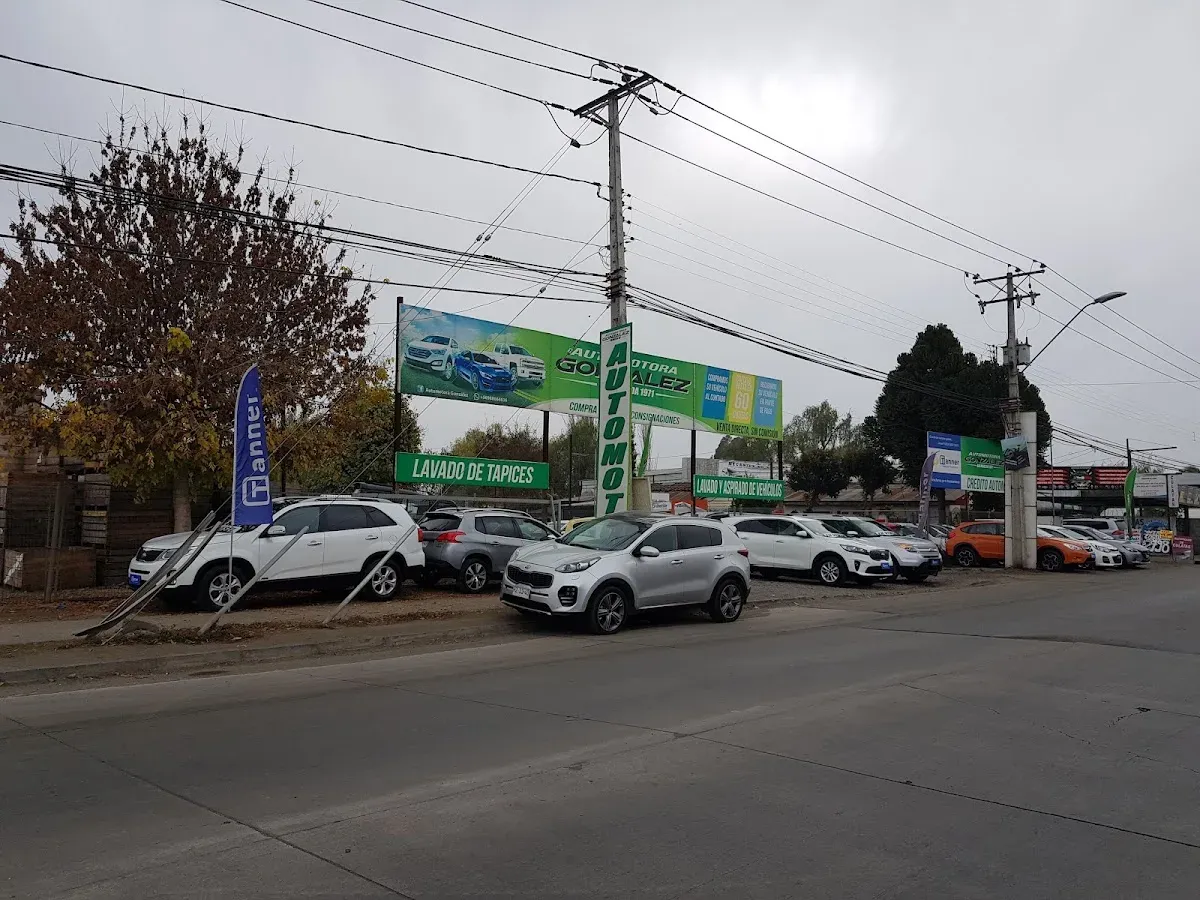 Fachada de Automotora González en Av. Balmaceda 1971, Curicó, con el patio de usados al frente