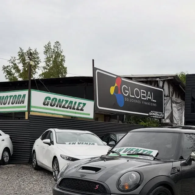 Mini Cooper S en el lote de Automotora González
