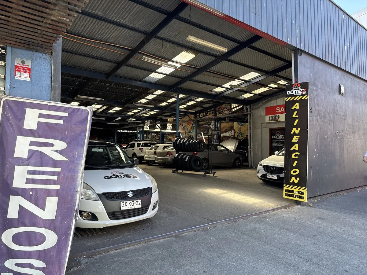 Interior del taller Automotriz Gomez en Angol 636, Concepción