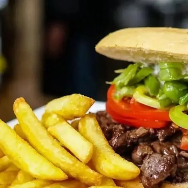Churrasco abierto de Café Baires con tomate, lechuga y papas fritas