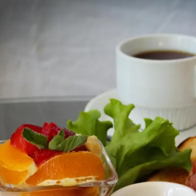 Desayuno de Café Baires con fruta fresca, tostado y café