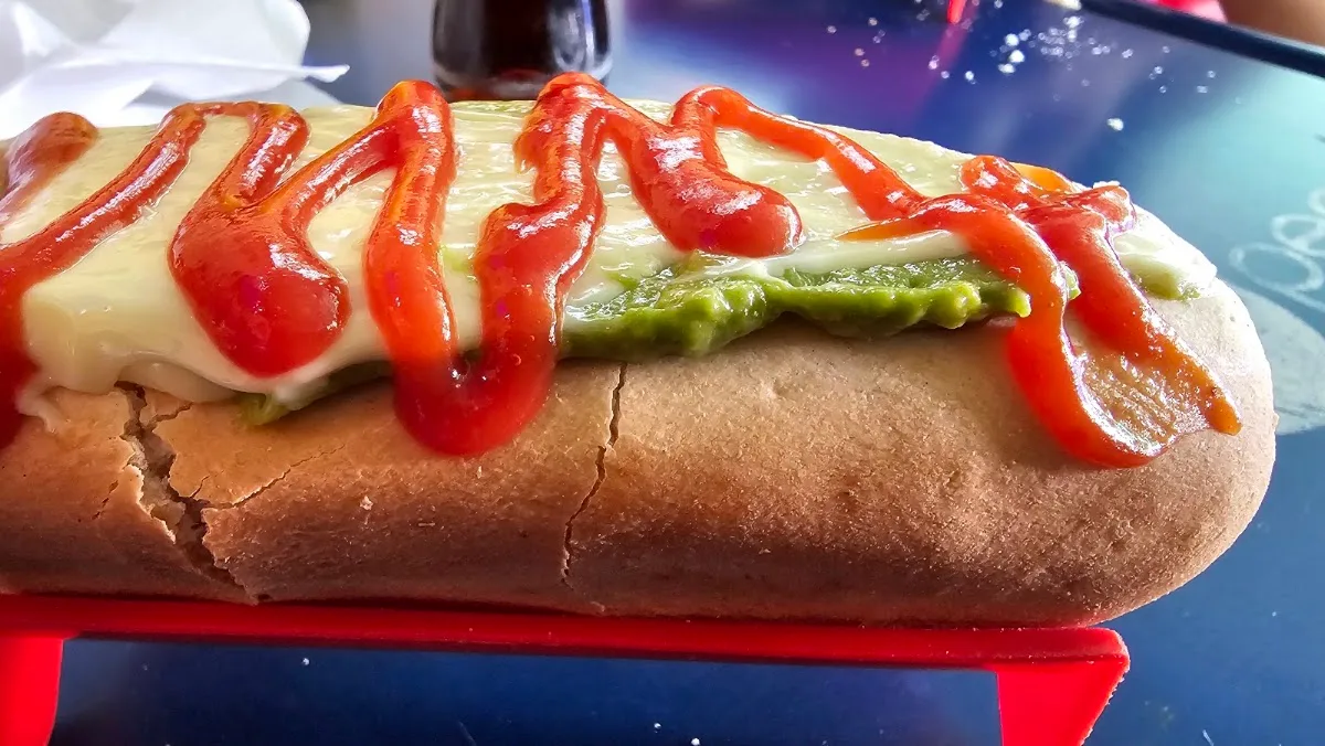 Completo italiano del Bajón de la Alameda: vienesa con palta, mayonesa y ketchup sobre pan