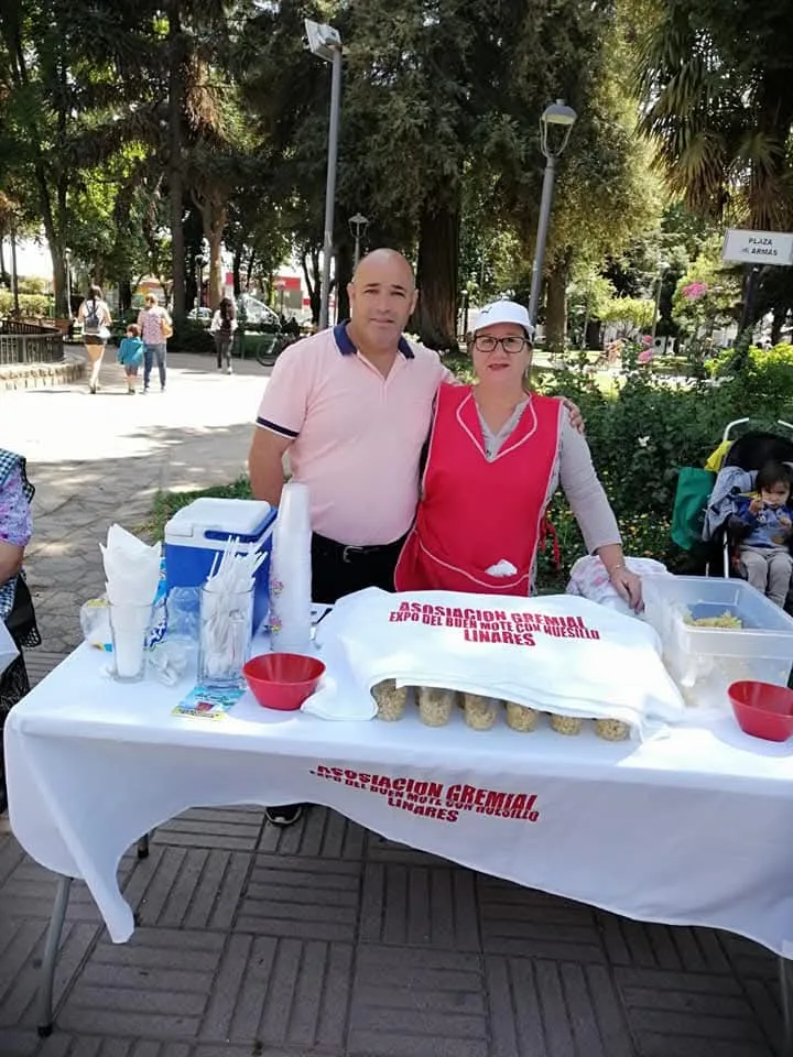 Los dueños del Bajón de la Alameda en su stand de la Expo del Buen Mote con Huesillo, en la Plaza de Armas de Linares