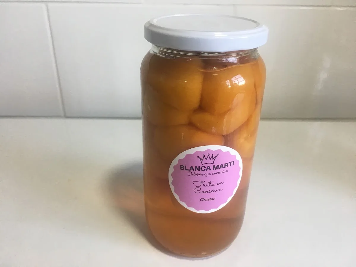 Frasco de fruta en conserva con la etiqueta Blanca Marti