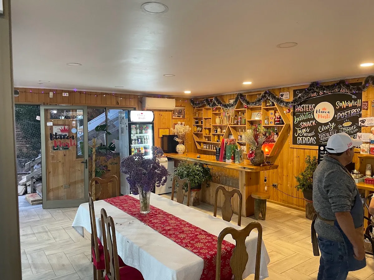 Interior del salón con mesas de mantel blanco