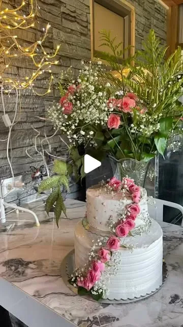 Torta decorada con rosas, de la repostería de la casa