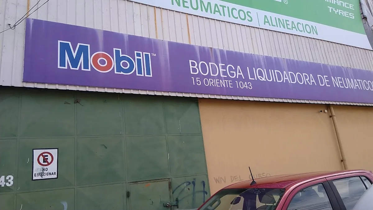 Frontis de Bodega Liquidadora de Neumáticos con el letrero y el aviso Mobil en 15 Oriente 1043