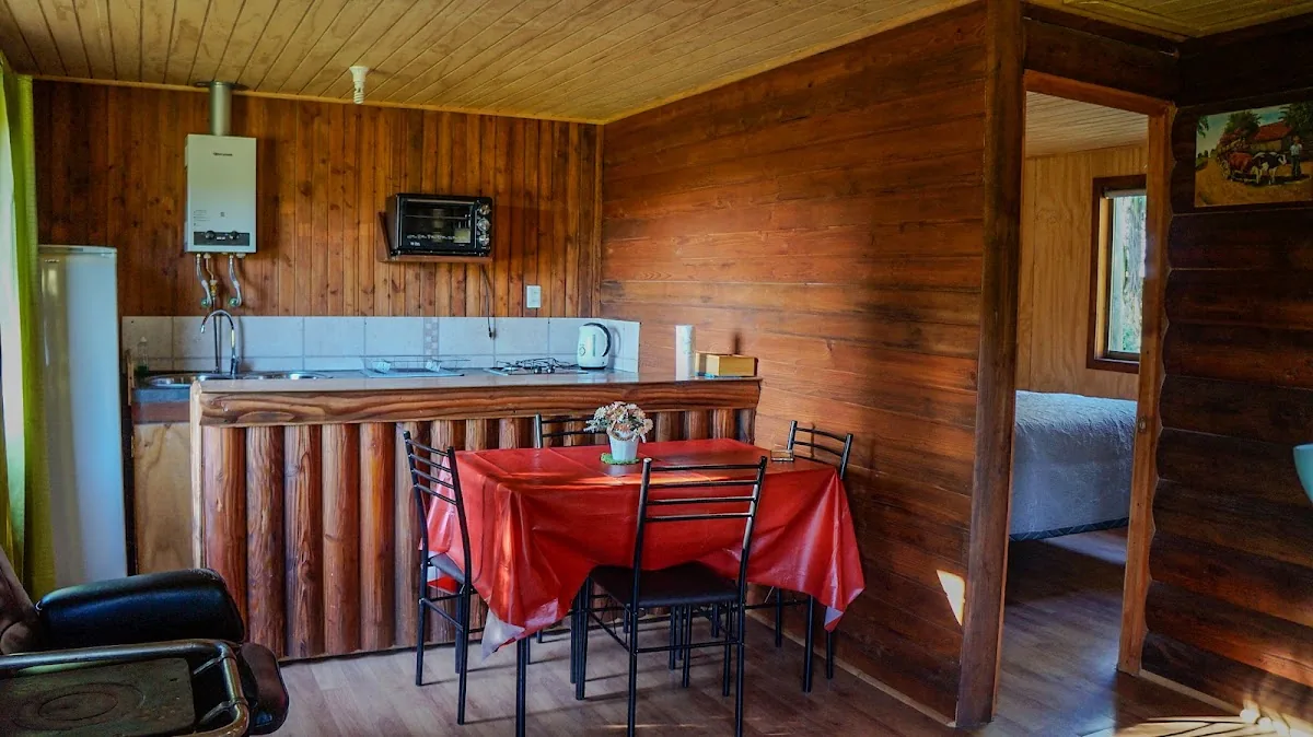 Cocina y comedor de la cabaña, con equipamiento completo
