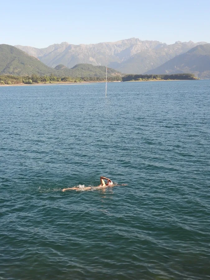 Lago Colbún — entorno de Cabañas Cerro Colorado
