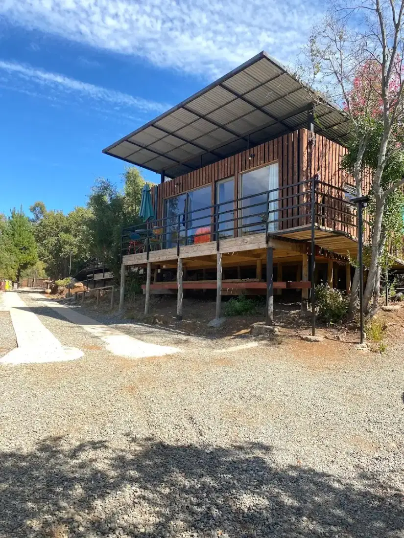 Cabañas en pilotes — foto real de Cabañas Cerro Colorado, Lago Colbún