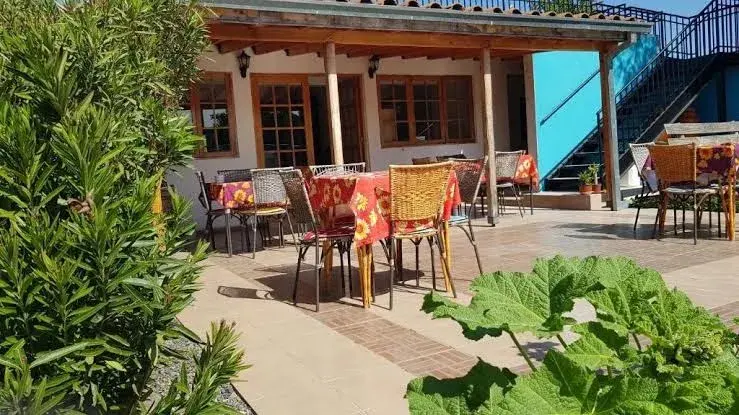 Quincho y comedor exterior — foto real de Cabañas Cerro Colorado, Lago Colbún