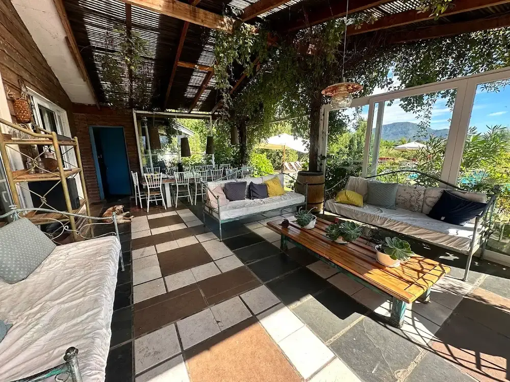 Terraza lounge — foto real de Cabañas Cerro Colorado, Lago Colbún