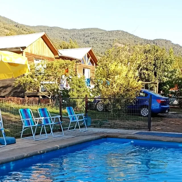 Piscina al aire libre de Cabañas El Alto junto a las cabañas de madera