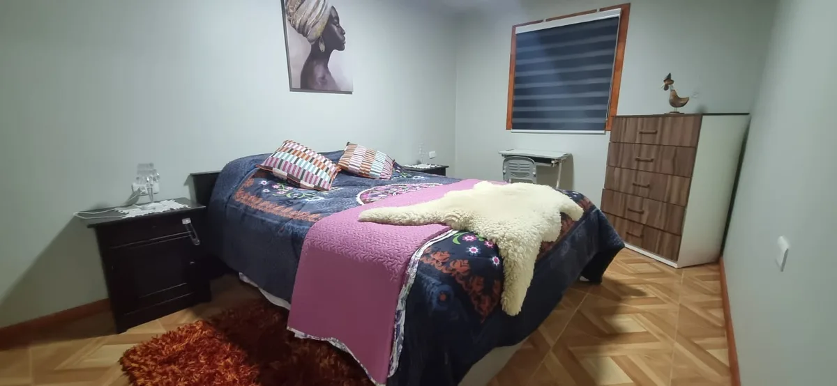 Piscina familiar con visitas y las cabañas detrás de la cerca, Las Lomas