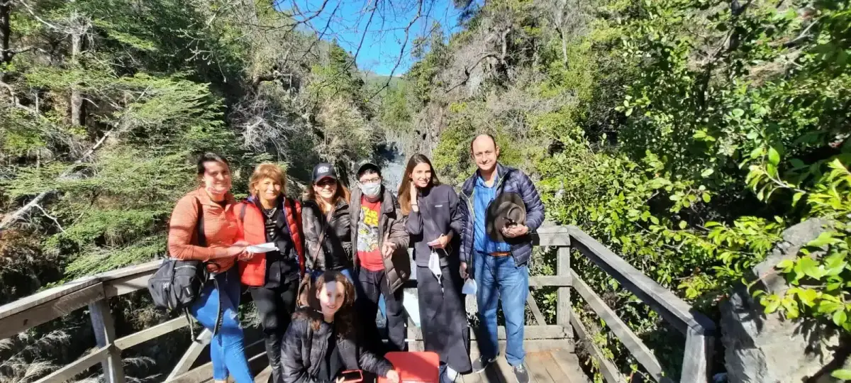 Salto de agua entre rocas y vegetación, sector de Radal Siete Tazas