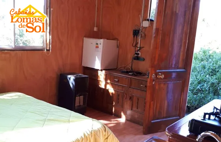 Cocina de madera equipada dentro de una cabaña de Lomas de Sol