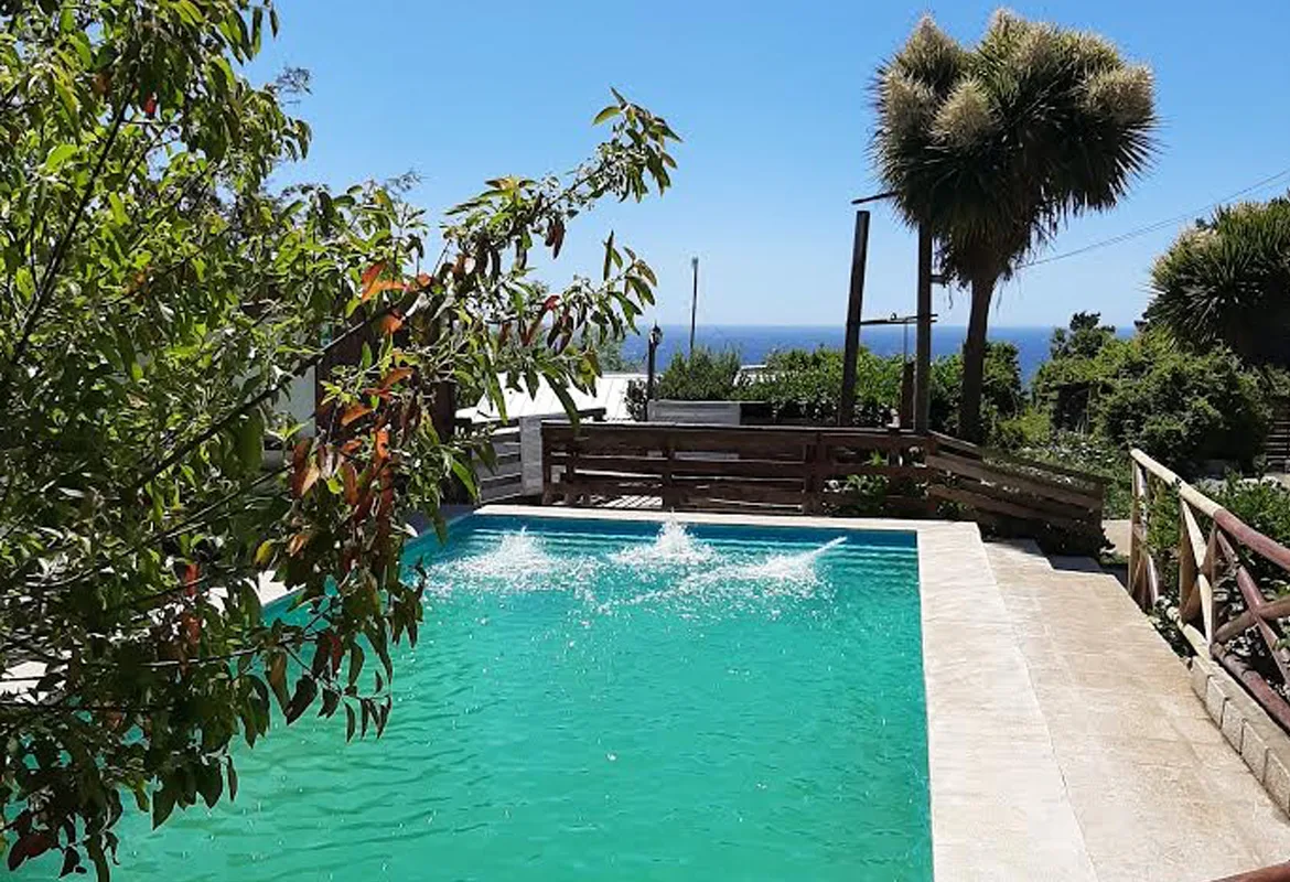 Piscina de madera de Lomas de Sol con el océano Pacífico de fondo, Pelluhue