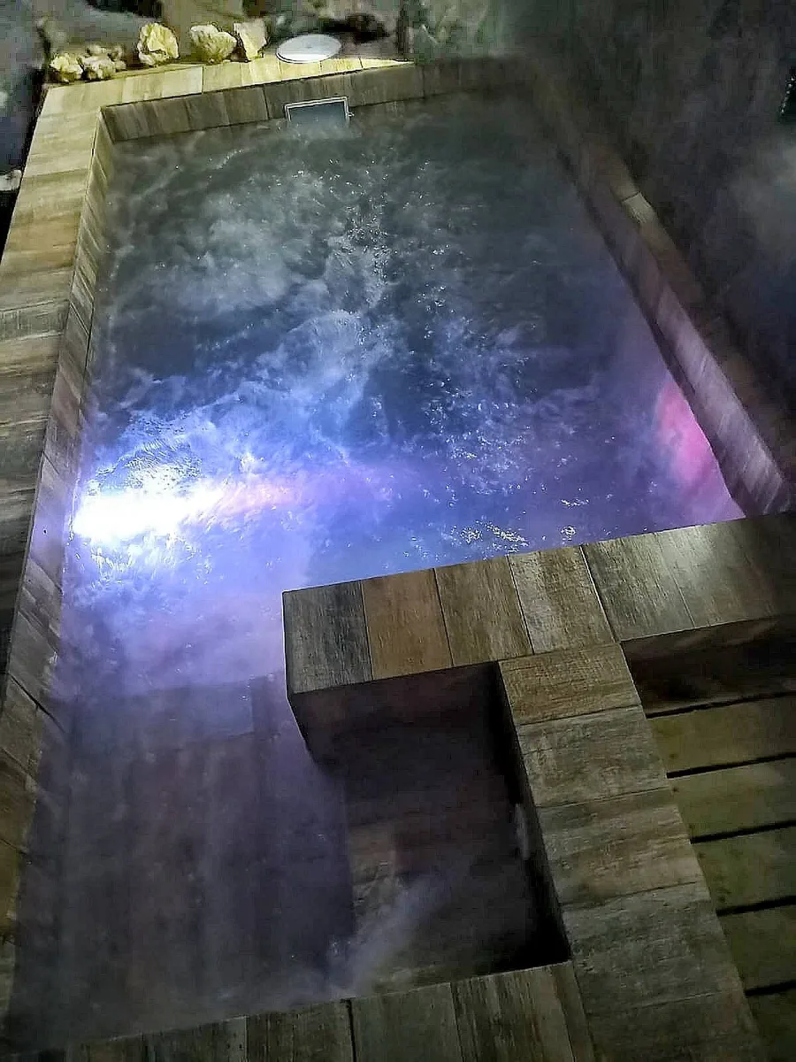 Jacuzzi de madera al aire libre en Lomas de Sol