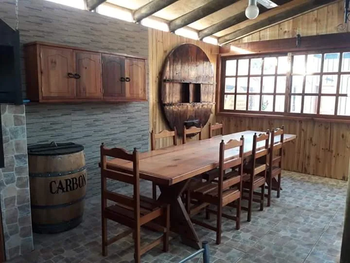 Interior del quincho con muebles hechos de barriles
