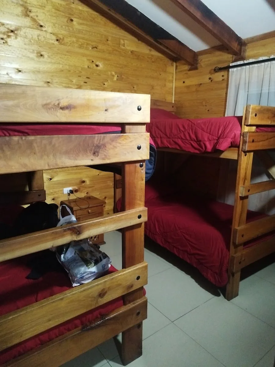 Dormitorio con camarotes de madera en una cabaña de Los Barriles