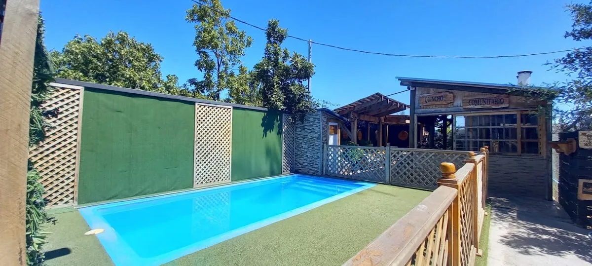 Piscina de Cabañas Los Barriles junto al quincho