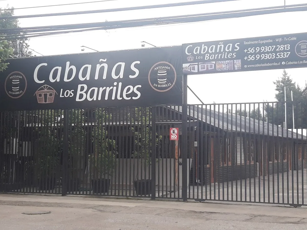 Portón de entrada de Cabañas Los Barriles con el letrero Artesanía en Barriles