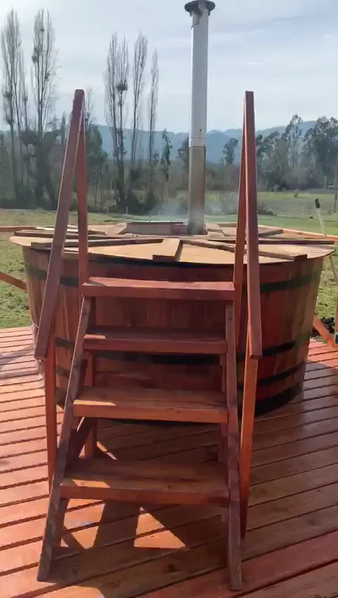 Tinaja de madera caliente en el sector de las cabañas