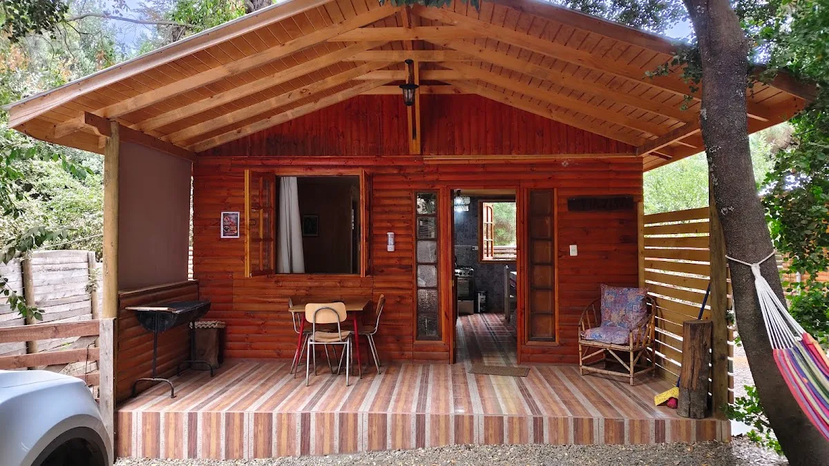 Cabaña de madera de Cabañas Los Troncos en medio del bosque de Vilches