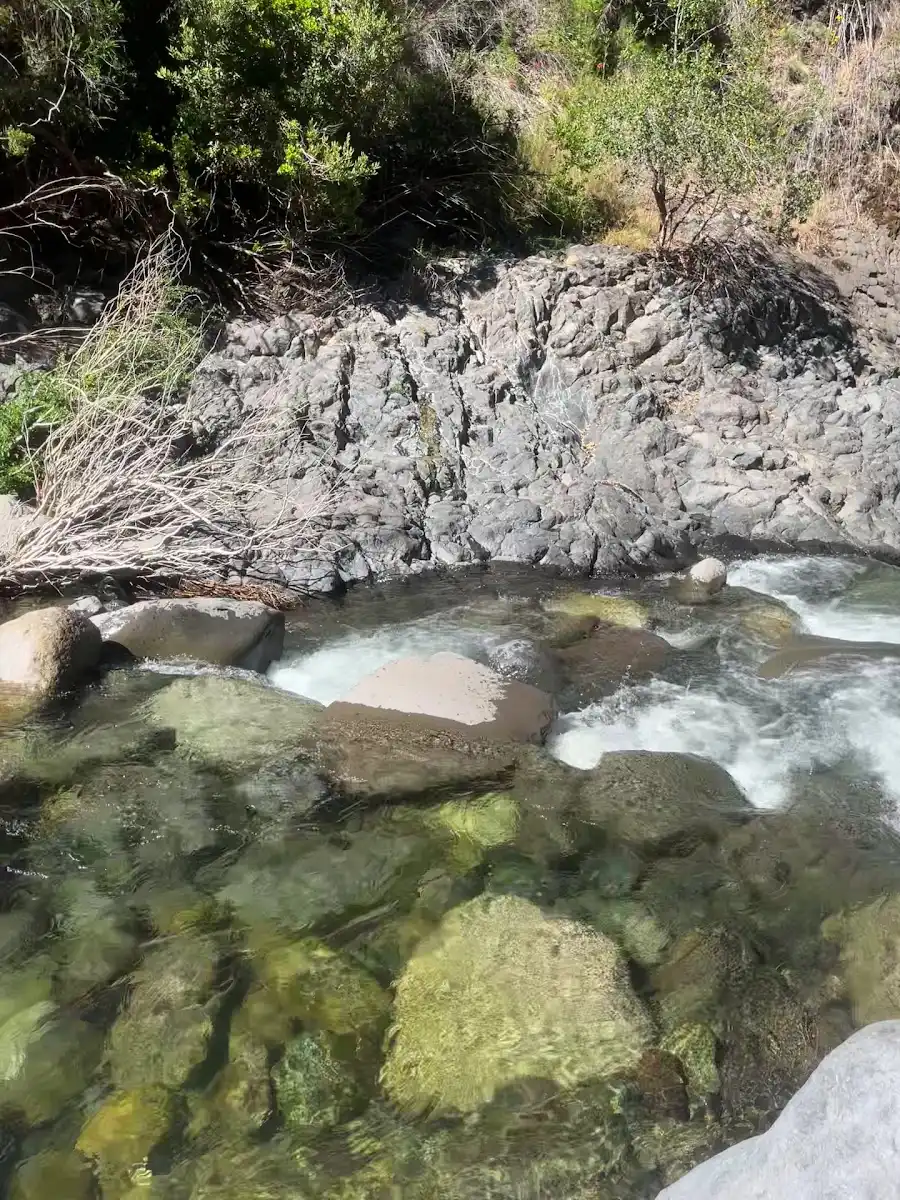 Pozas de agua entre rocas en el entorno de Vilches