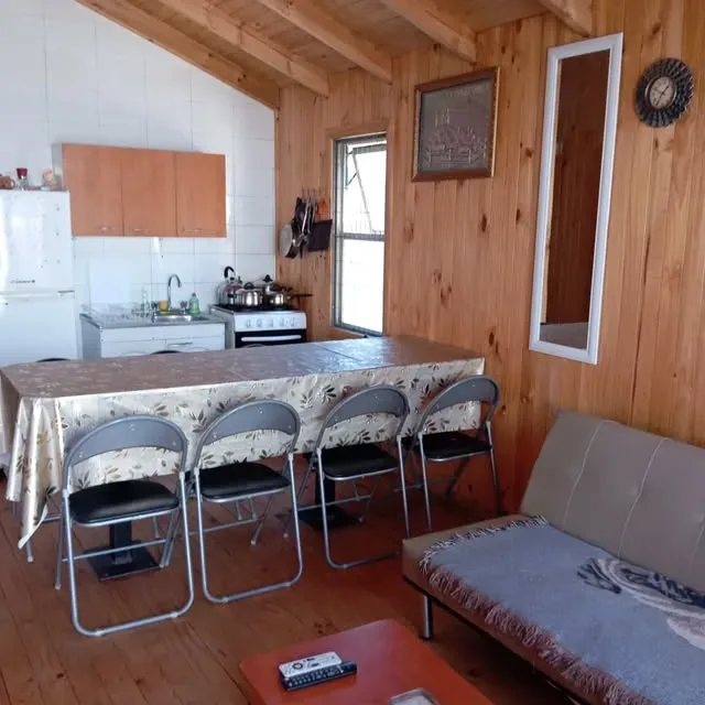 Cocina y estar — Cabañas Mar y Luz, Mariscadero, Pelluhue