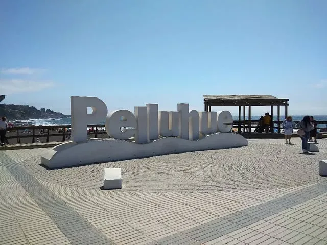 El letrero de Pelluhue en el borde costero — cerca de Cabañas Mar y Luz, Pelluhue