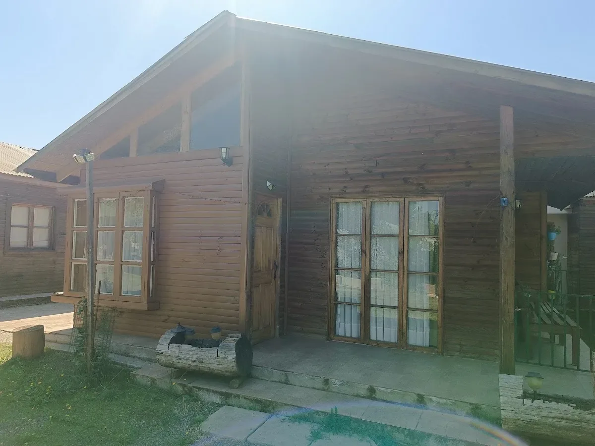 Casa de madera del predio junto a la piscina