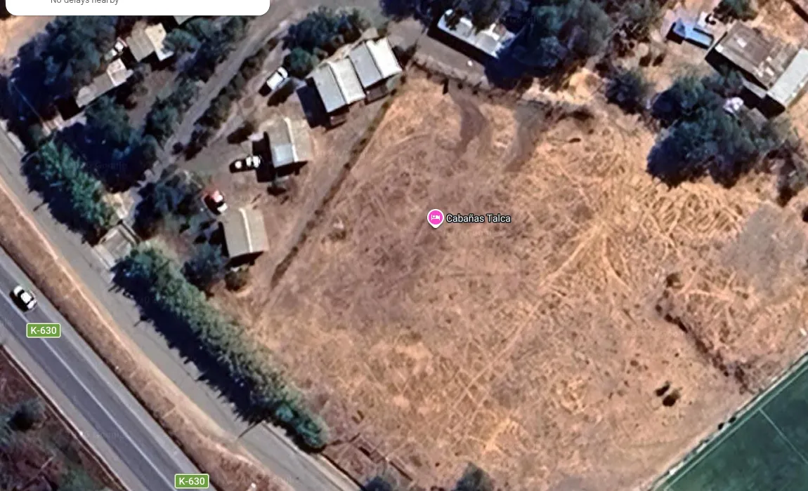 Vista aérea satelital del predio de Cabañas Talca: las cabañas se ven entre los árboles junto al camino K-630