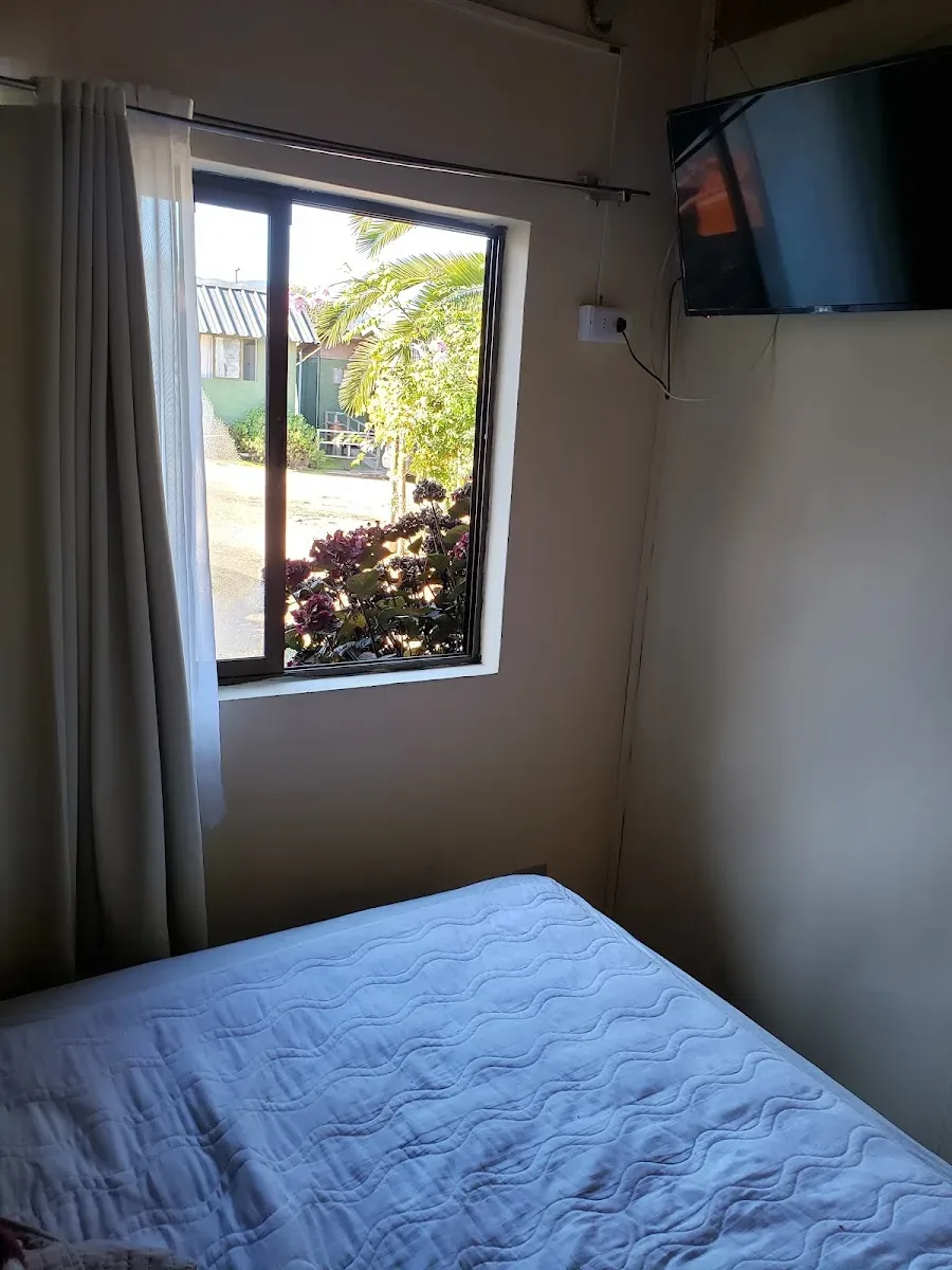 La del ventanal — dormitorio de Cabañas Villa Verde, Pelluhue