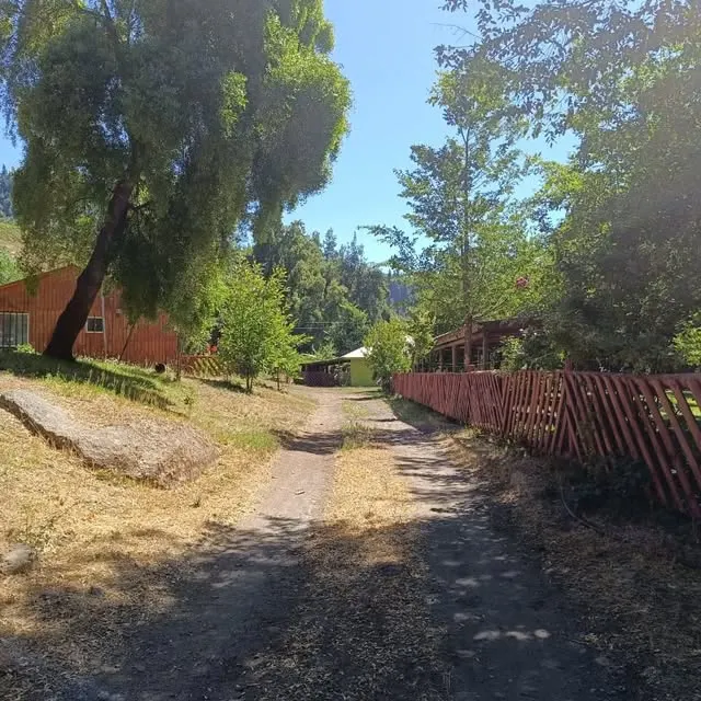 Camino de tierra entre las cabañas de El Esfuerzo
