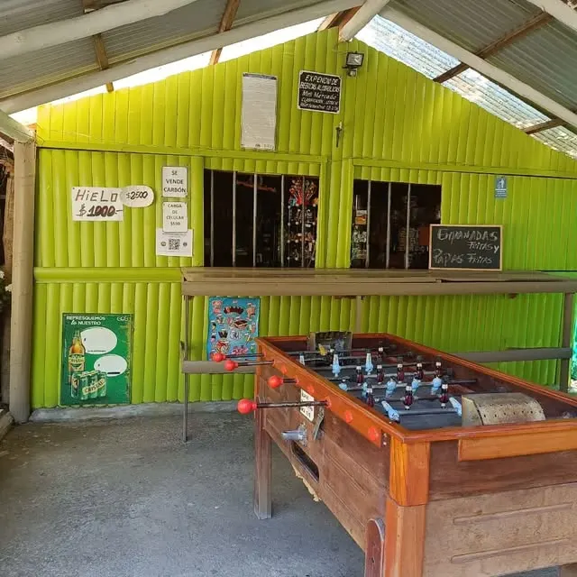 Letrero pintado a mano: Supermercado, puestos varios, Camping El Esfuerzo