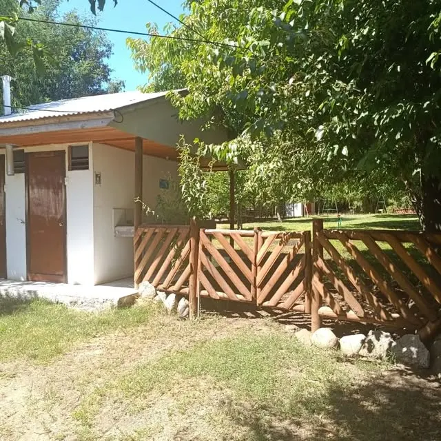 Sitio techado con pasto y celosía de madera