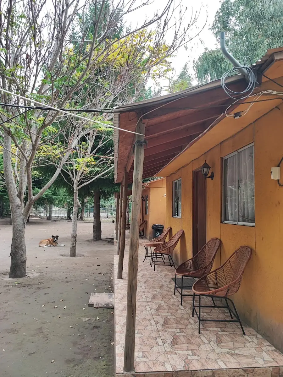 Corredor de cabañas de madera en Santa Camila, El Radal