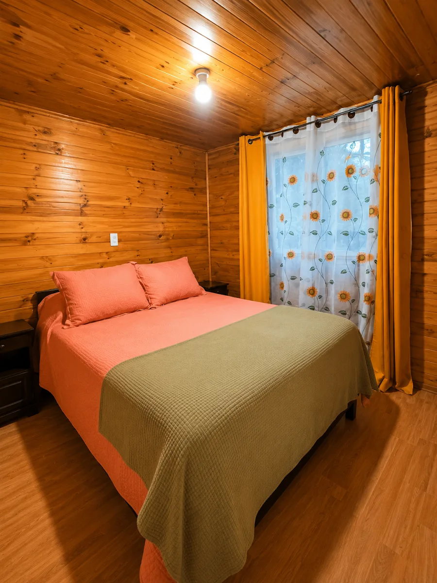 Interior de dormitorio de cabaña en Santa Camila
