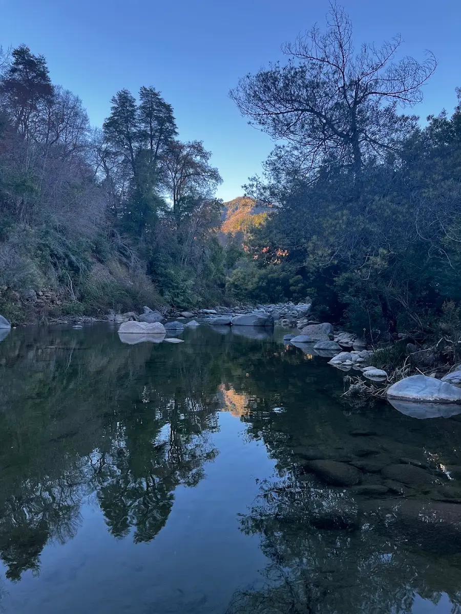 Río Claro en calma frente a Cabañas y Camping Santa Camila