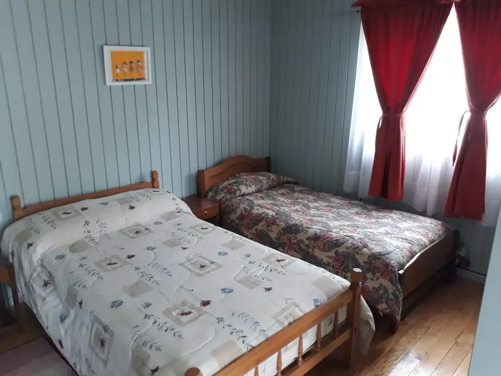 Dormitorio con dos camas — Cabañas del Pinar, Curepto