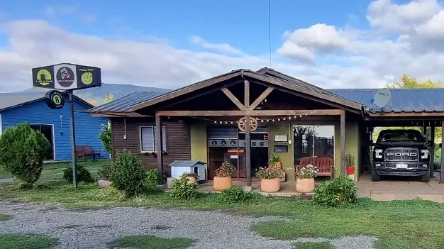 Fachada del Café Al Paso en Cabañas Las Lomas
